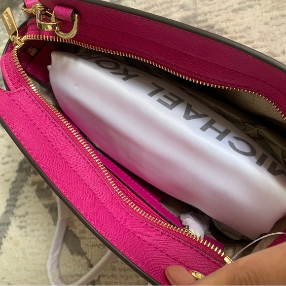 New Michael Kors Selma Medium Messenger Crossbody - Picture 6 of 7